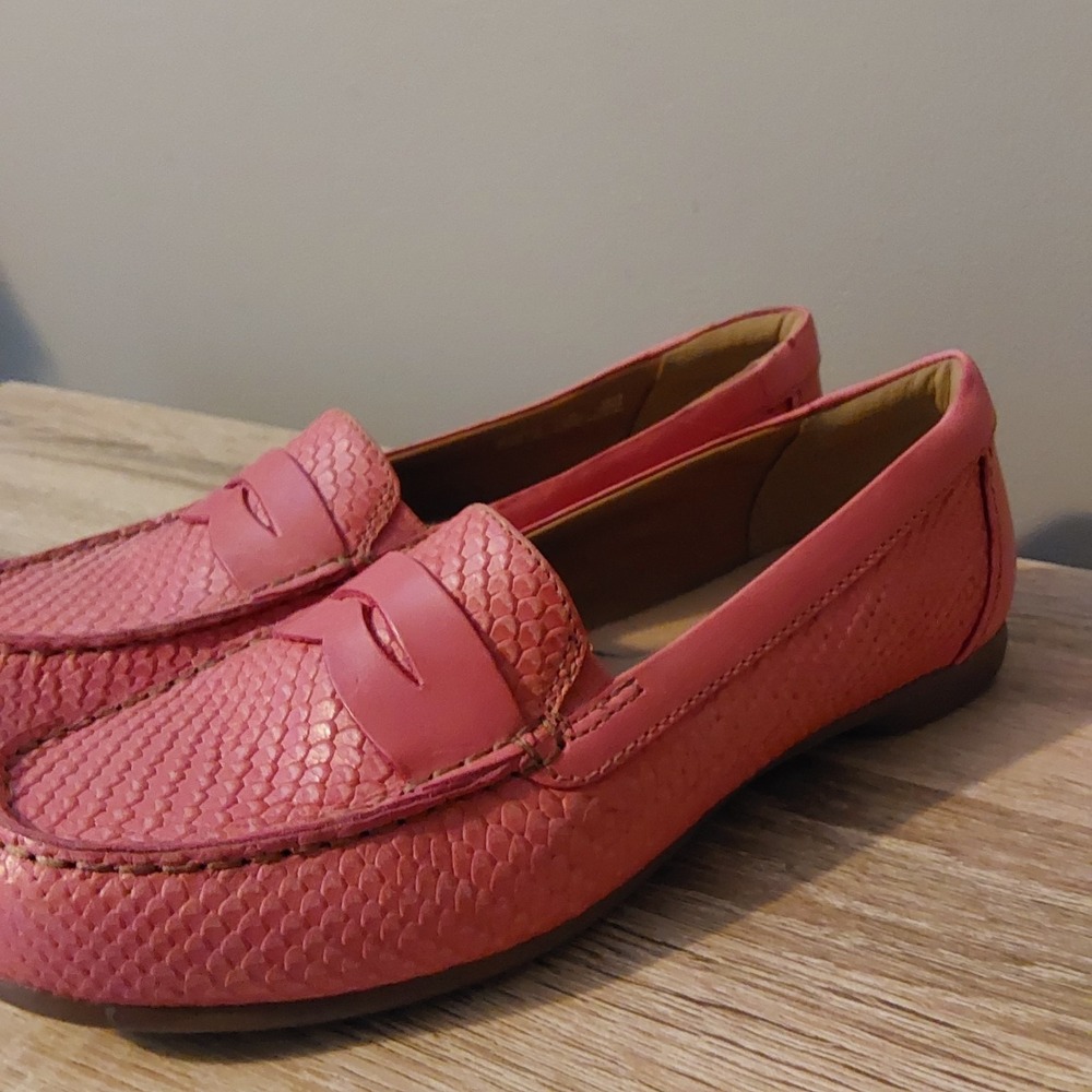 Clarks Collection Penny Loafers Flats Womens Size 7.5M Coral Slip On Casual Shoe - Picture 2 of 9